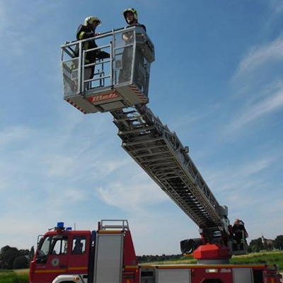 Feuerwehr-Romanik auf der ausgefahrenen Feuerleiter erleben