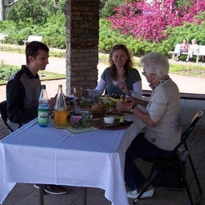 Oma mit einem spontanen Picknick überraschen